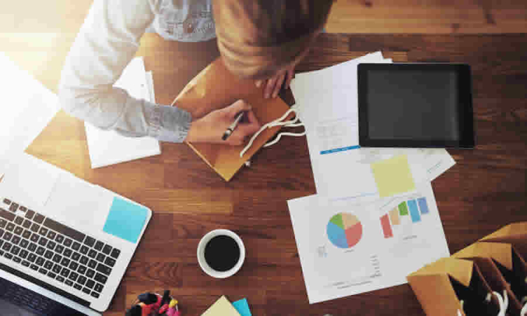 ¿En qué condiciones y requisitos se puede modificar la fórmula tarifaria del acueducto para incluir el Costo Medio Ideal (CMI) debido a un caso fortuito o fuerza mayor que afecta la capacidad financiera?: CRA