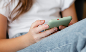 “Corte ampara derechos de mujer que fue despedida pese a que avisó de su estado de embarazo a través de mensajes de WhatsApp”