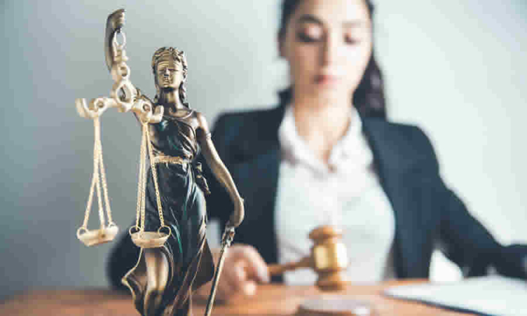 La responsabilidad de los árbitros es contractual y no extracontractual, por ello no se puede demandar al Estado por reparación directa frente a un error judicial