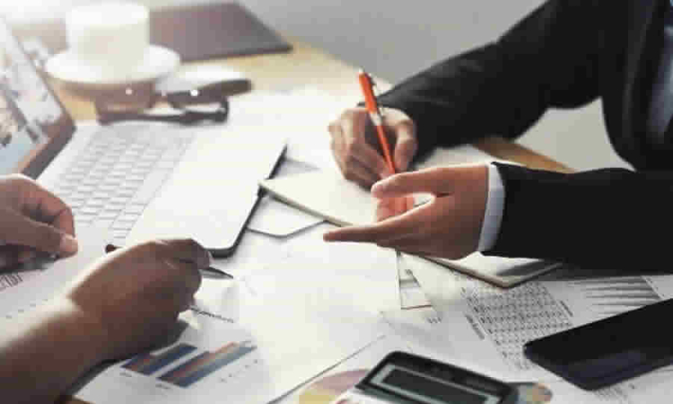 ¿En qué consiste el criterio de desempate que privilegia a los oferentes con mayor vinculación de personas mayores no pensionadas y cómo debe acreditarse en propuestas plurales?: Colombia Compra