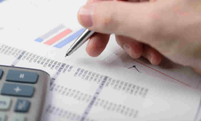 Cómo define la CRA las expresiones "tarifas de referencia" y el "precio"