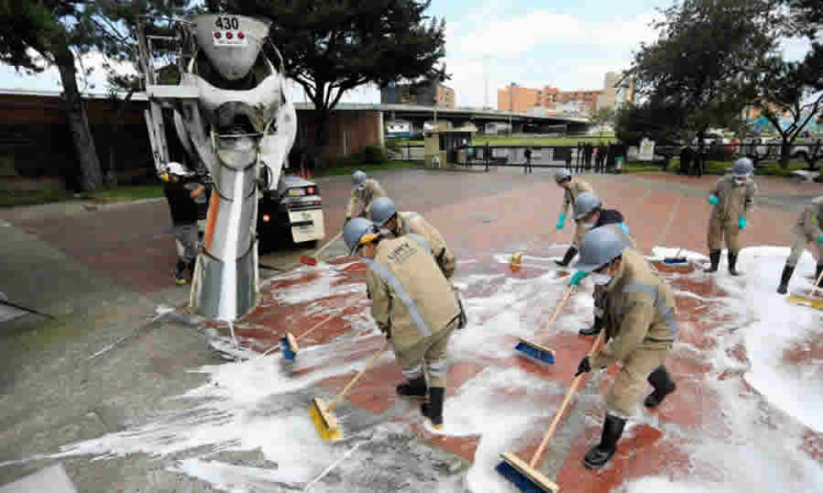 CRA: la prestación de la actividad de barrido y limpieza de vías y áreas públicas deberá realizarse de acuerdo con la frecuencia y horarios establecidos en el programa
