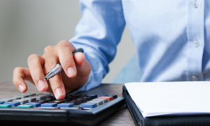 ¿El cobro por sobreestadía de contenedores en puertos colombianos hace parte del transporte marítimo internacional excluido de IVA? Esto respondió la DIAN