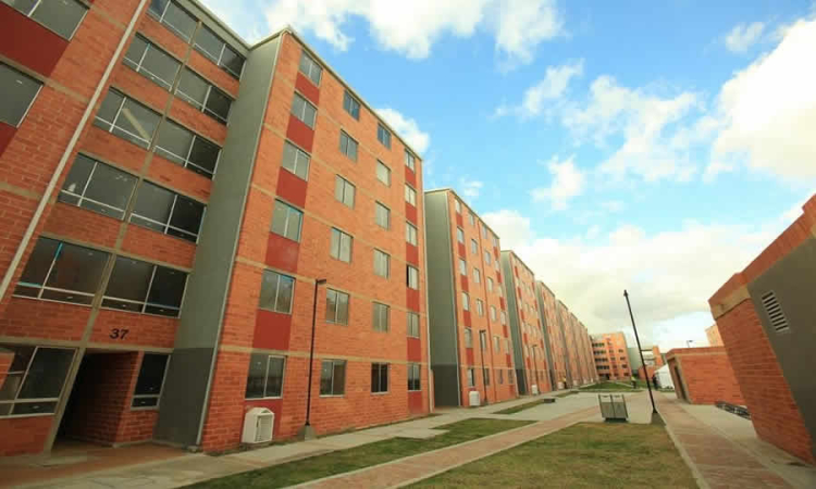 Texto del decreto que certifica construcción de vivienda de subsidio familiar sin licencia de construcción, bajo normativa de sismo-resistencia