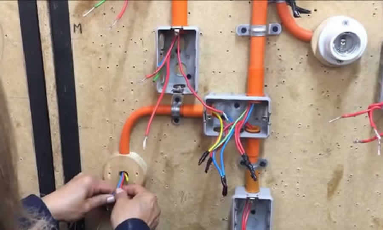 Las personas interesadas en recibir el servicio de energía eléctrica deben presentar ante los prestadores del mismo, una solicitud de conexión del servicio, la cual se debe tramitar conforme lo dispone el artículo 16 de la Resolución CREG 108 de 1997